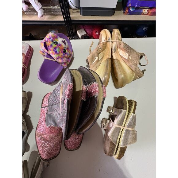 Lot of 19 Pairs of Girls Shoes-Sizes 11/12-Mixed Brands-Boots,Sandal,tennis shoe - Picture 15 of 16